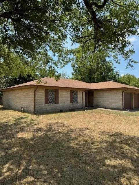 1805 Hemphill St, Greenville, TX 75401