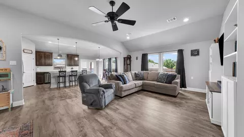 537 Paloma St, Weatherford, TX 76087