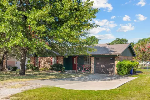 208 Lilac Ln, Azle, TX 76020