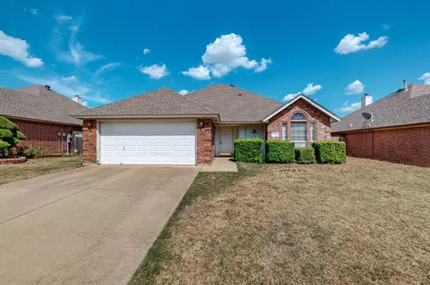 3324 Tommy Hays Dr, Haltom City, TX 76117