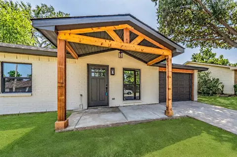 952 Briarwood Dr, Lewisville, TX 75067