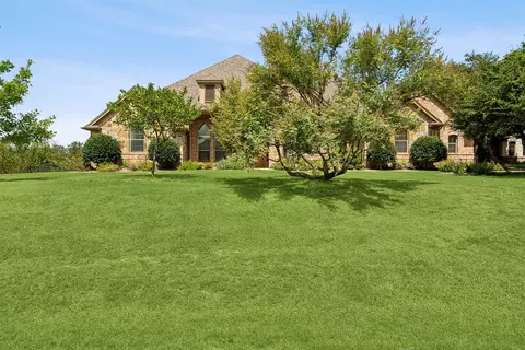5012 Oak Mill Dr, Fort Worth, TX 76135