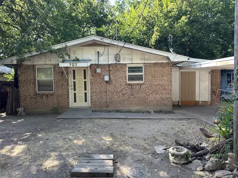 707 Raymond St, Bowie, TX 76230