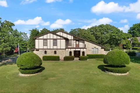 200 Hillside Dr E, Burleson, TX 76028