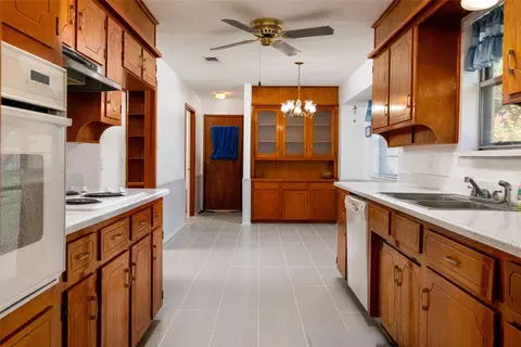 6804 Winchester Ct, Fort Worth, TX 76133
