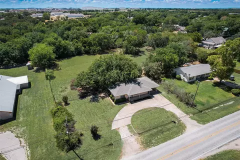 107 E Maginnis St, Chico, TX 76431