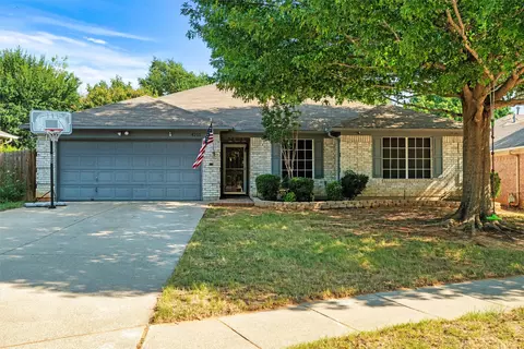 4215 Highgrove Dr, Arlington, TX 76001