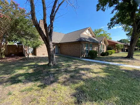 2802 Emerald Dr, Mesquite, TX 75150 photo 2