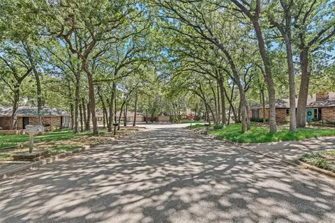 2811 Cresthaven Dr, Grapevine, TX 76051 photo 2