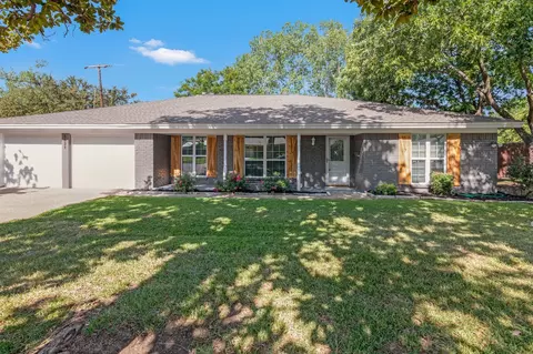 5621 Silver Lake Dr, Haltom City, TX 76117