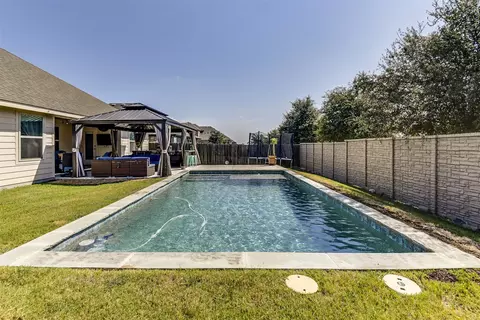 550 Clearlake Dr, Waxahachie, TX 75165