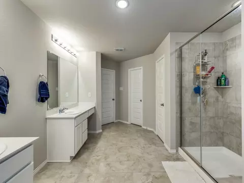Bath - 2012 Bellatrix Dr, Haslet, TX 76052 photo 2 of 4