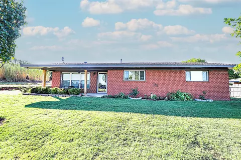 121 Parker Dr, Bowie, TX 76230