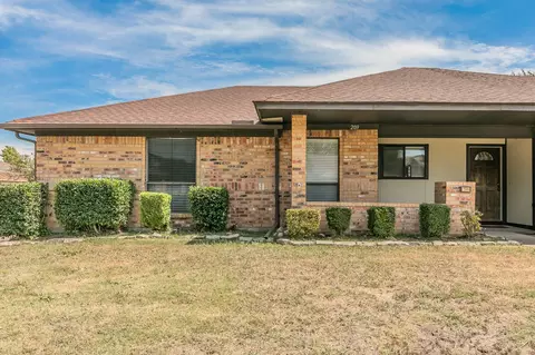 209 E Amberway Ln, Garland, TX 75040