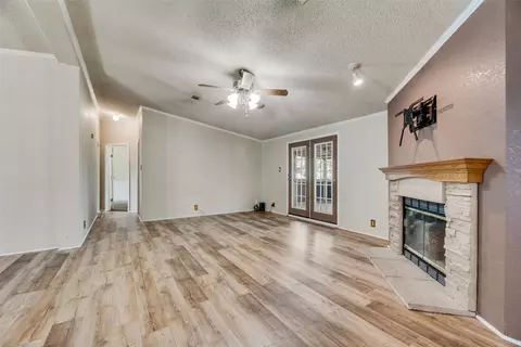 2209 Meadowview St, Alvarado, TX 76009