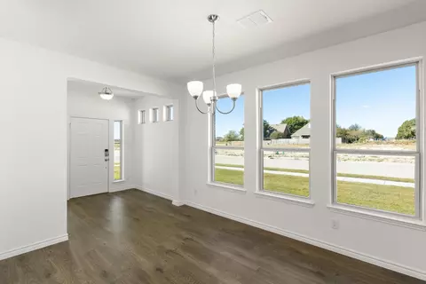 420 Comanche Dr, Cleburne, TX 76033 photo 8