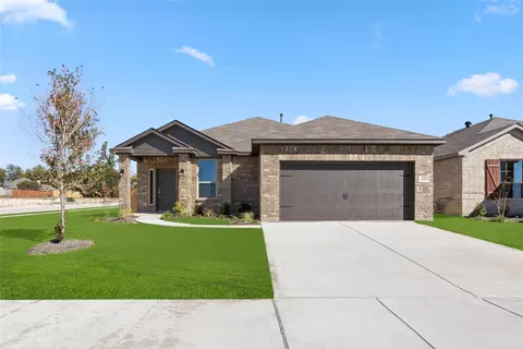 420 Comanche Dr, Cleburne, TX 76033 photo 2