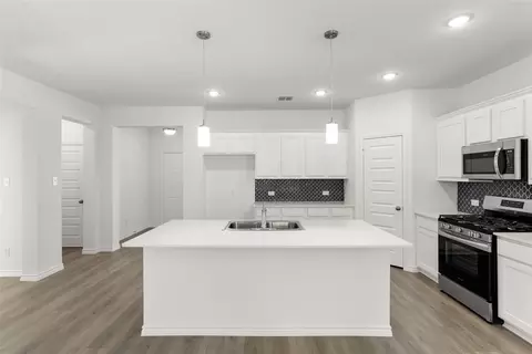 Kitchen - 418 Comanche Dr, Cleburne, TX 76033 photo 3 of 6