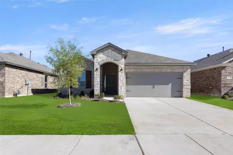 418 Comanche Dr, Cleburne, TX 76033