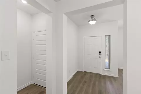 Entry Way - 418 Comanche Dr, Cleburne, TX 76033 photo 5 of 10