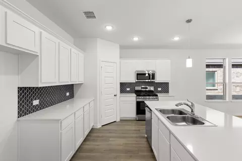 Kitchen - 418 Comanche Dr, Cleburne, TX 76033 photo 1 of 6