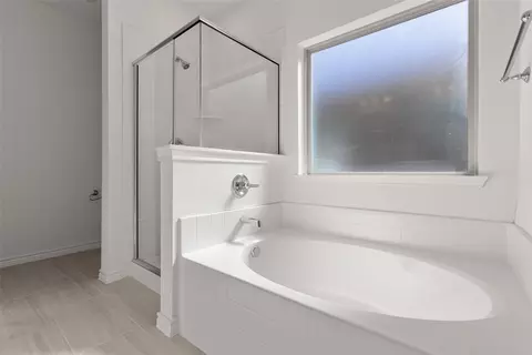 Bath - 418 Comanche Dr, Cleburne, TX 76033 photo 3 of 3