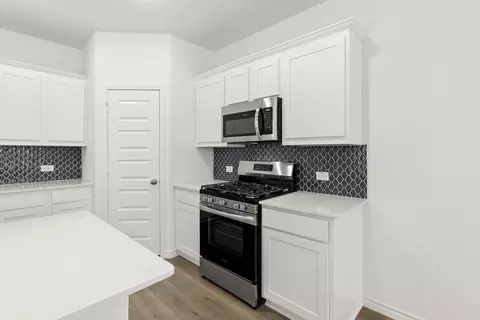Kitchen - 418 Comanche Dr, Cleburne, TX 76033 photo 4 of 6