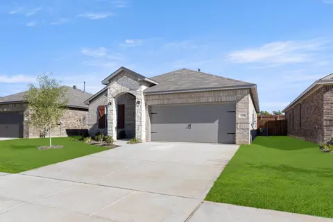 Exterior - 418 Comanche Dr, Cleburne, TX 76033 photo 2 of 5