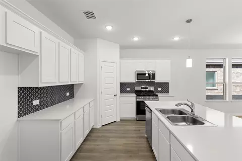Kitchen - 418 Comanche Dr, Cleburne, TX 76033 photo 5 of 6