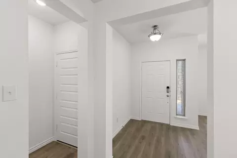 Entry Way - 418 Comanche Dr, Cleburne, TX 76033 photo 2 of 10