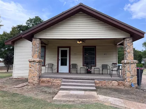 41 24th St NW, Paris, TX 75460