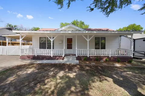 726 SE 3rd St, Grand Prairie, TX 75051