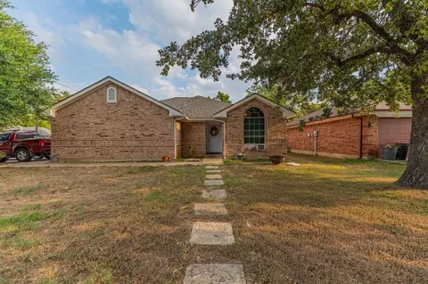 7401 Navajo Trl, Lake Worth, TX 76135