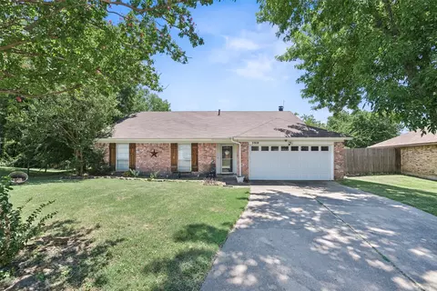 3918 Woodhaven Ln, Grand Prairie, TX 75052