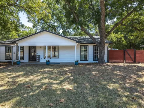 1211 N Mill St, Bowie, TX 76230