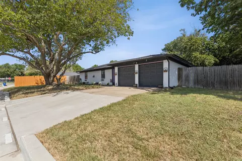 431 Gardens Blvd, Burleson, TX 76028