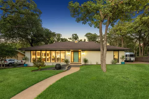 805 Valley Oaks Ln, Arlington, TX 76012