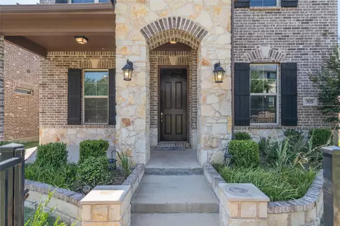 Exterior - 305 Park Dr, Euless, TX 76040 photo 4 of 8