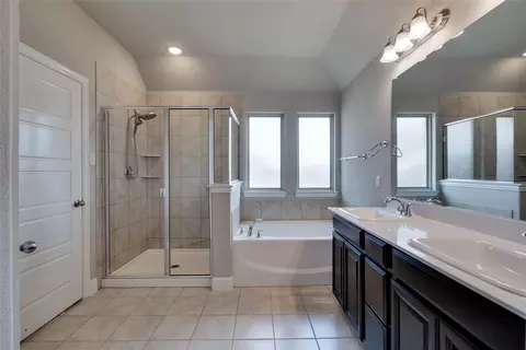 Bath - 305 Park Dr, Euless, TX 76040 photo 4 of 4