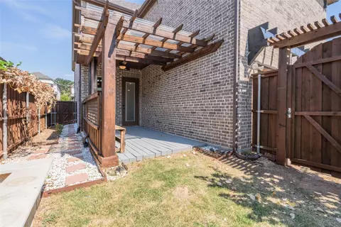 Exterior - 305 Park Dr, Euless, TX 76040 photo 7 of 8