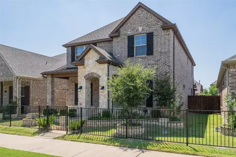 Exterior - 305 Park Dr, Euless, TX 76040 photo 2 of 8