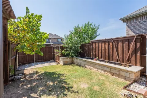 Exterior - 305 Park Dr, Euless, TX 76040 photo 6 of 8