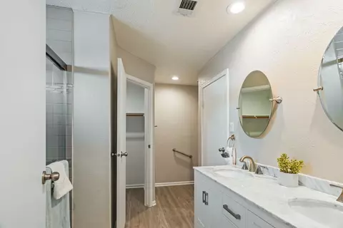 Bath - 409 Sage Ln, Euless, TX 76039 photo 3 of 5