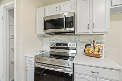 Kitchen - 409 Sage Ln, Euless, TX 76039 photo 4 of 4