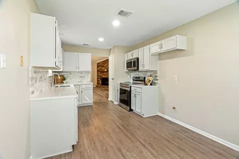 Kitchen - 409 Sage Ln, Euless, TX 76039 photo 3 of 4