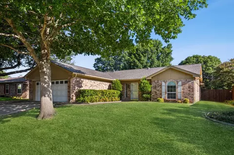 728 Regency Dr, Hurst, TX 76054