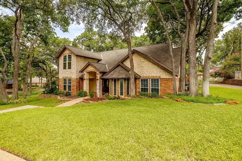 2305 Crown Colony Dr, Arlington, TX 76011