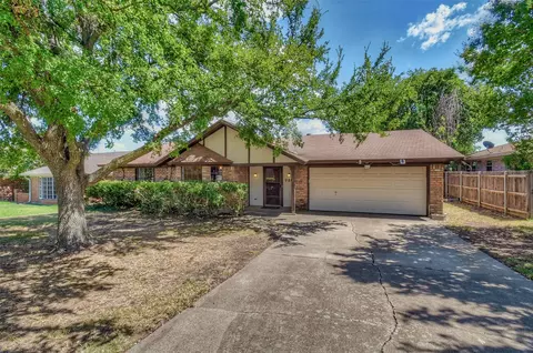 9805 Bancroft Dr, Benbrook, TX 76126