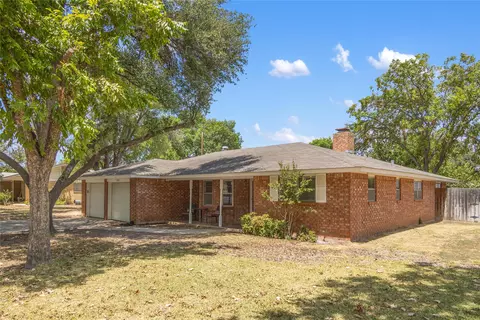 2102 16th St, Brownwood, TX 76801