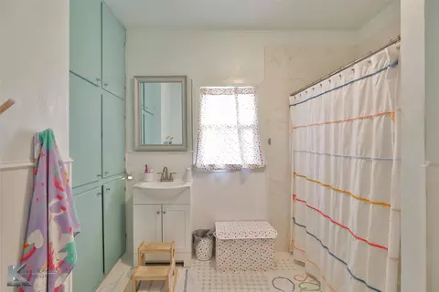 Bath - 510 W Plummer St, Eastland, TX 76448 photo 1 of 5